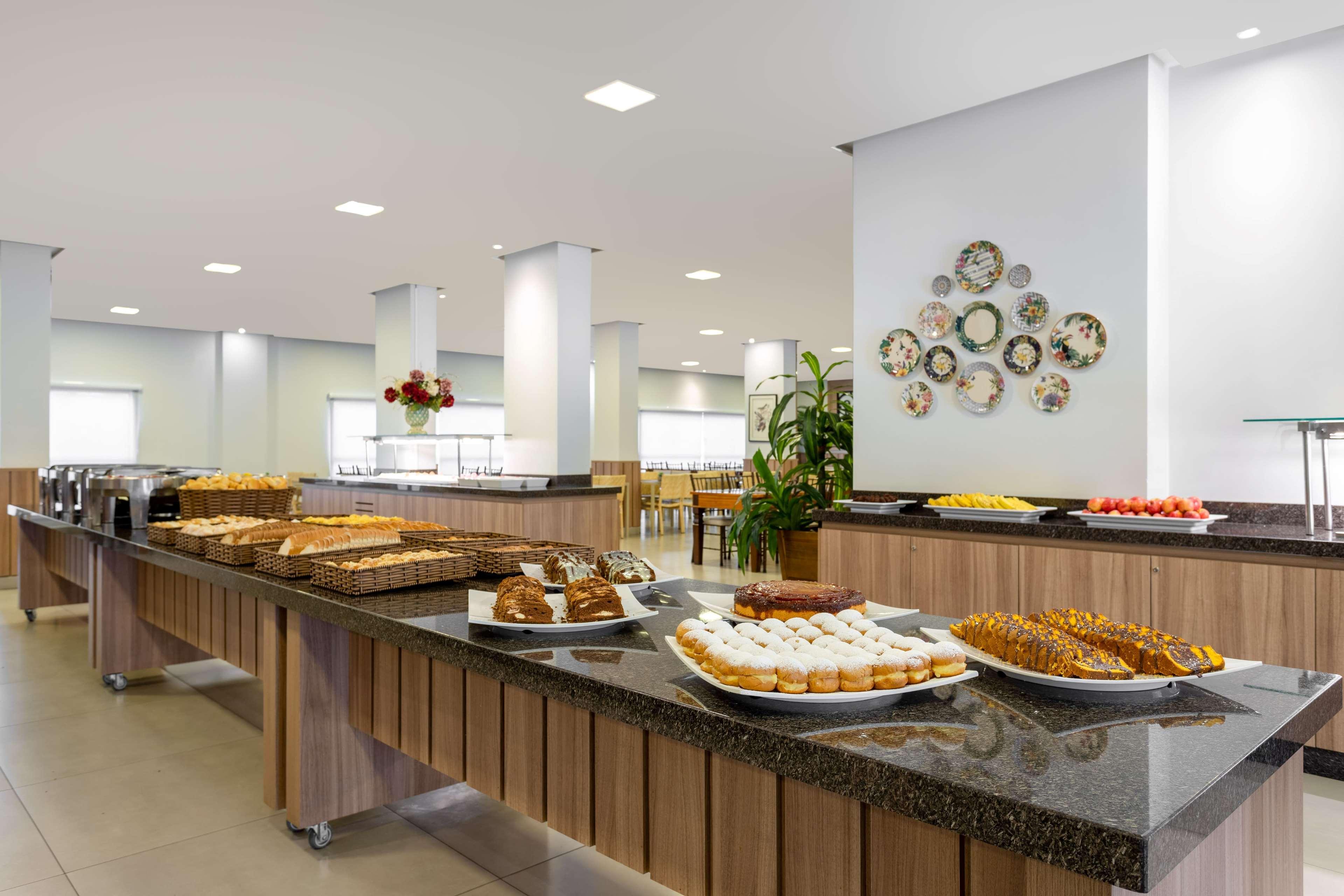 Wyndham Olimpia Royal Hotels Exterior photo A buffet at a hotel